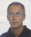 Deze man is veel te groot